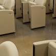 Sala conferenze. Tra le poltrone.